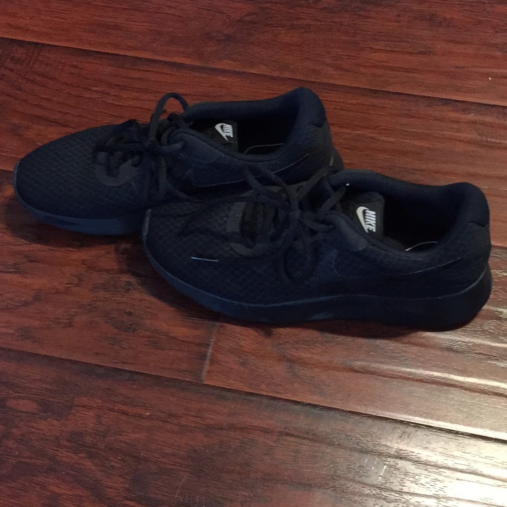 Black Nike Tanjun- Women’s Sz 8- LIKE NEW!!!